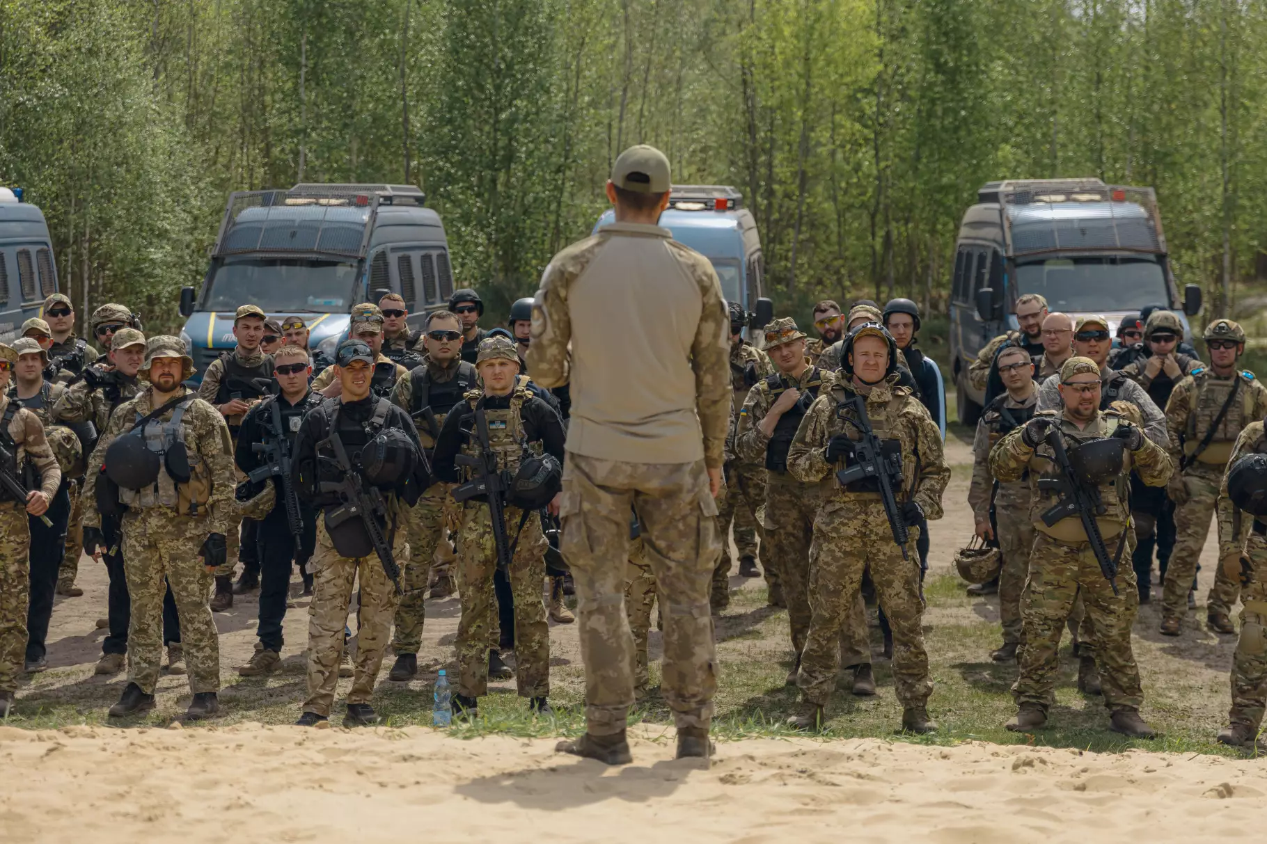 Патрульные полиции проходят боевую подготовку на полигоне под руководством инструктора
