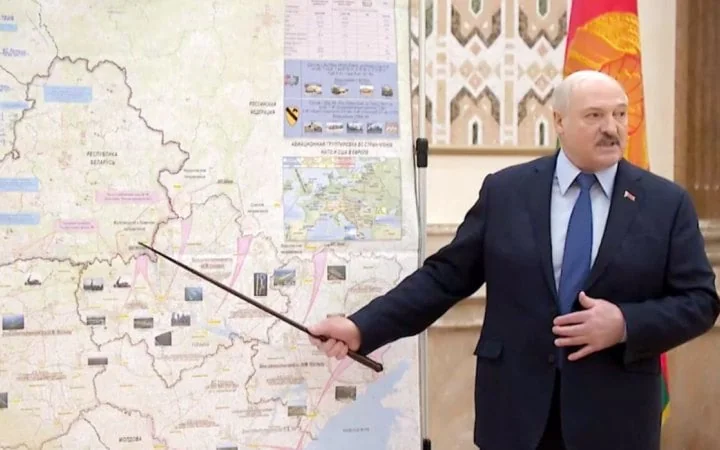 Олександр Лукашенко вказує на карту під час наради щодо обороноздатності