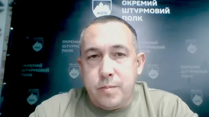 Полковник Андрій Крока, новий командир 155-ї окремої механізованої бригади, на тлі прапора 425 окремого штурмового полку