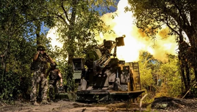 Украинская артиллерия ведет огонь по врагу во время боев на фронте
