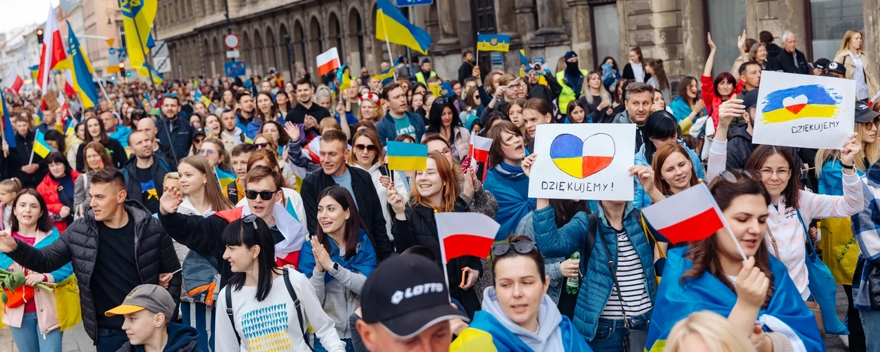 Поляки з прапорами України та Польщі на акції підтримки