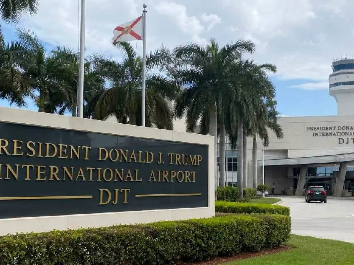 Вивіска Міжнародного аеропорту президента Дональда Дж. Трампа у Флориді