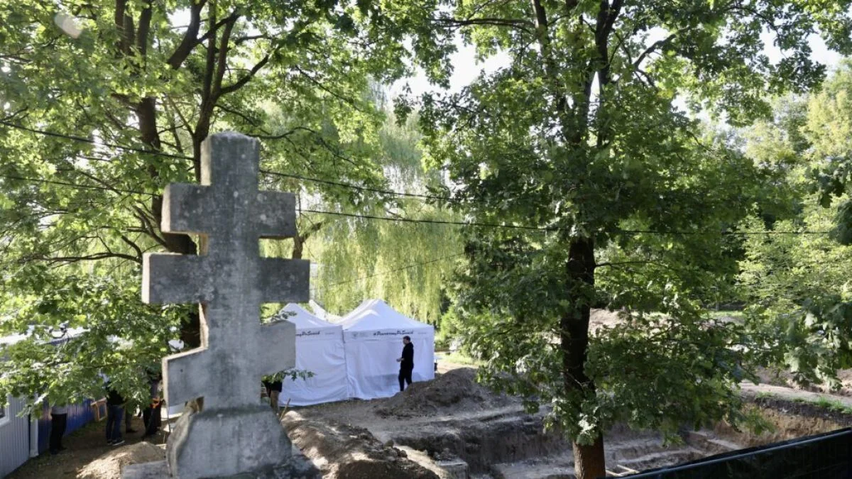 Пошуки могил українців у Польщі на місці розкопок біля камяного хреста