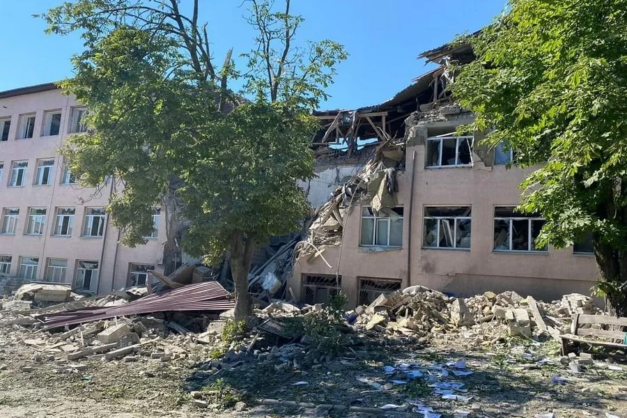Разрушенное здание в Нововоронцовке после артиллерийского удара