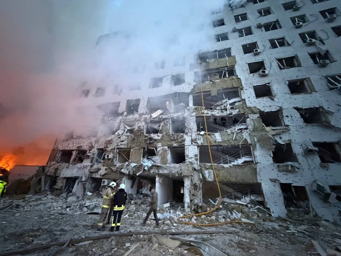 Рятувальники біля зруйнованого будинку в Одесі після російської атаки
