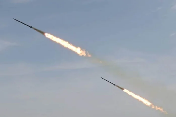Дві балістичні ракети Іскандер-М у польоті під час атаки РФ по Україні
