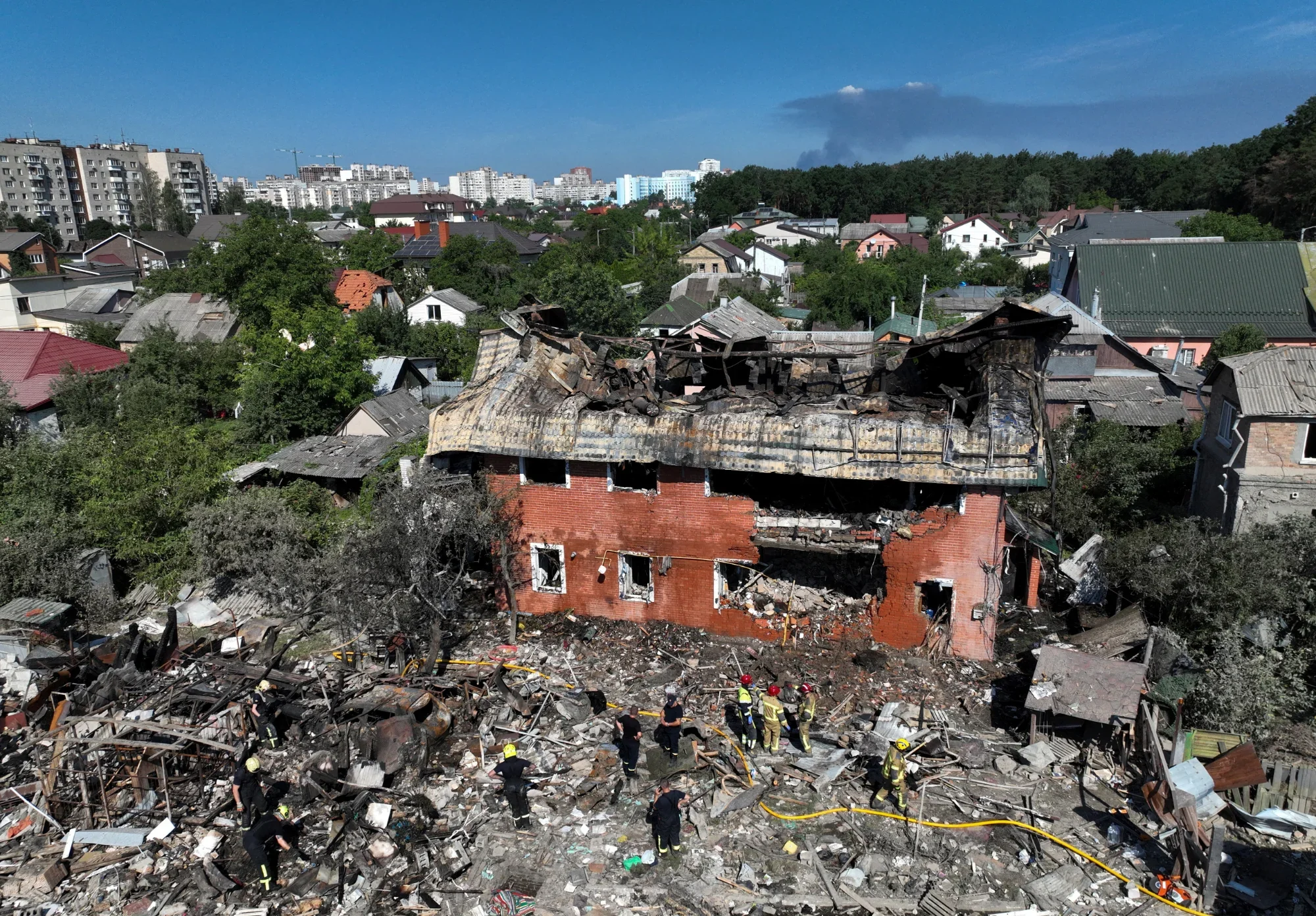 Зруйнований житловий будинок у Києві після атаки РФ, рятувальники на руїнах