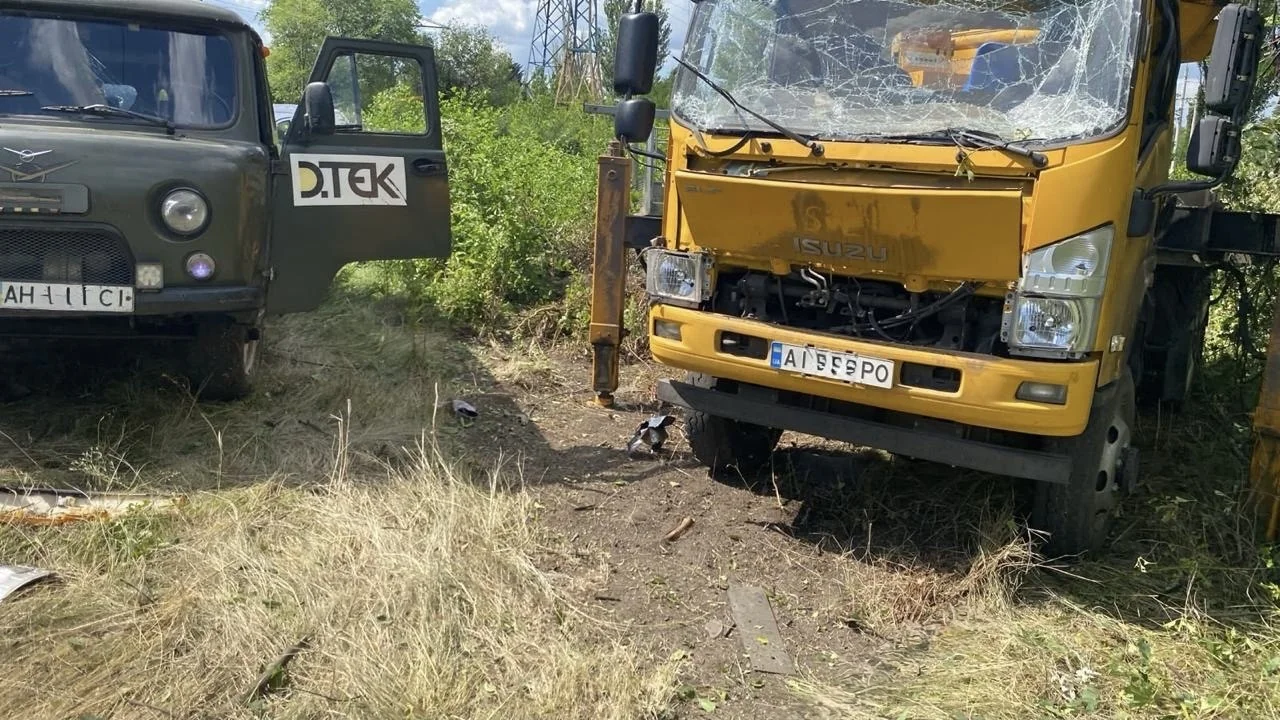 Пошкоджені автомобілі ДТЕК після авіаудару в Краматорську