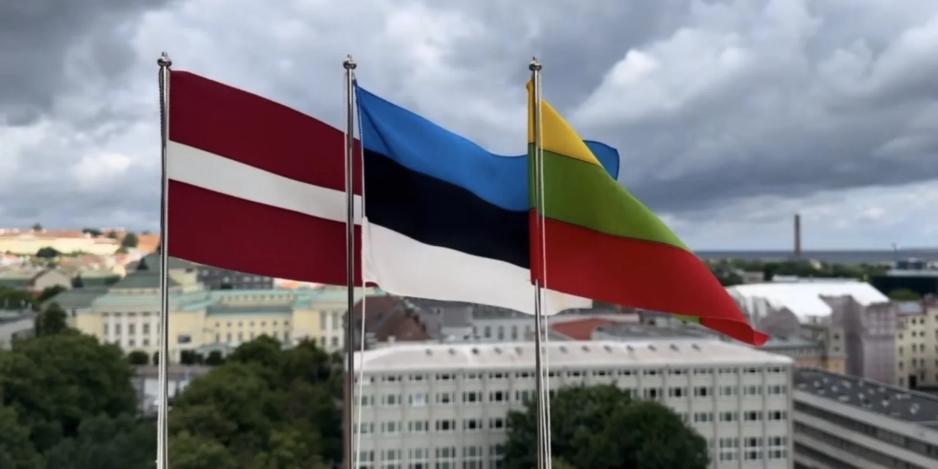 Прапори Латвії, Естонії та Литви на тлі міста