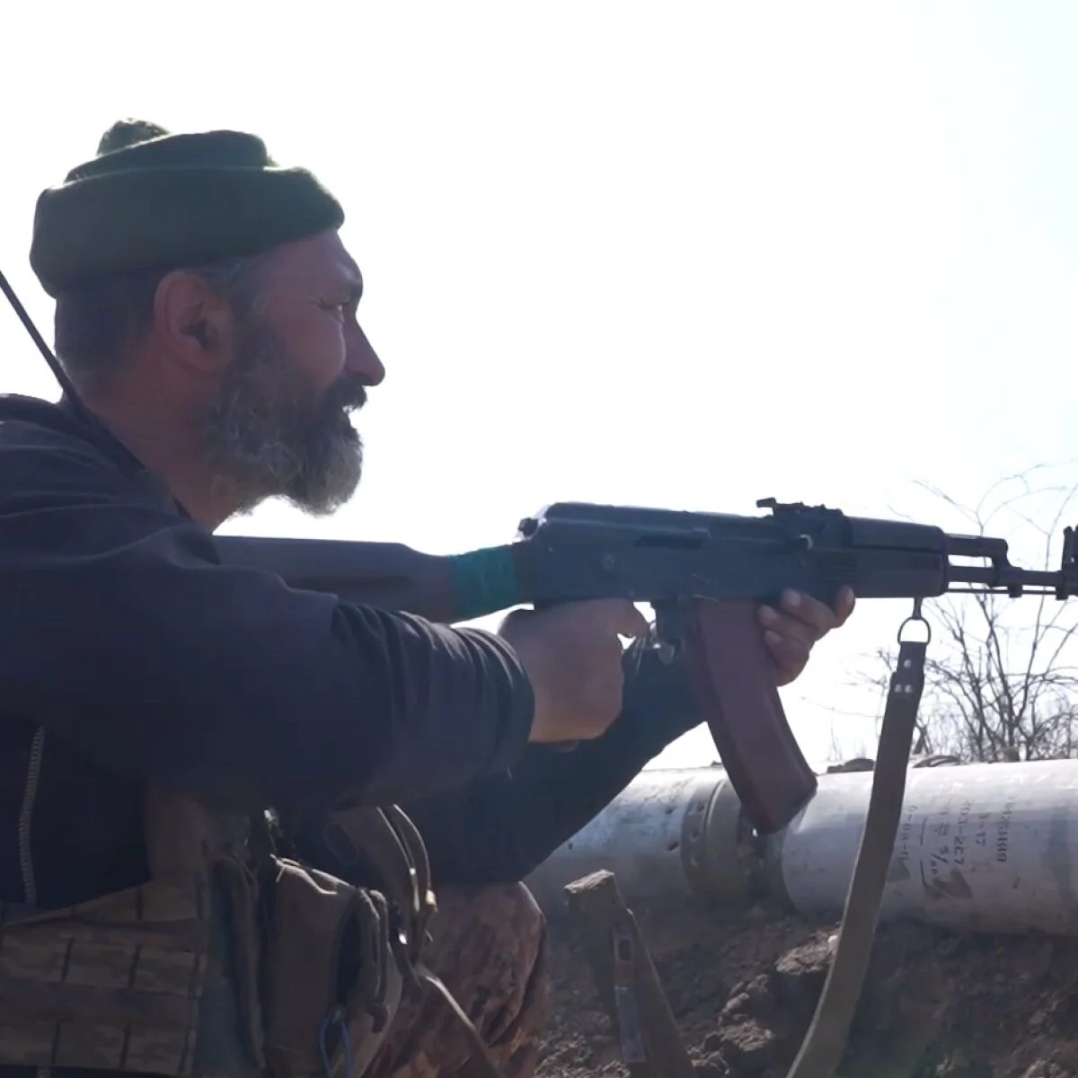 Озброєний чоловік цілить з автомата в заклику карати нападників пострілами на місці