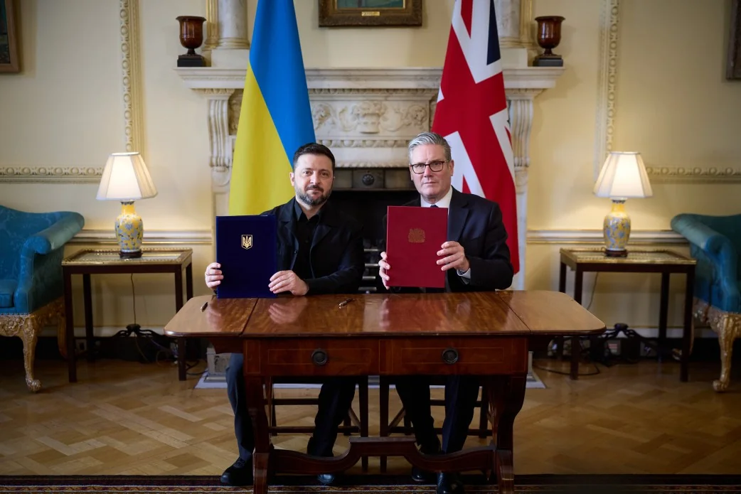 Лідери України та Великої Британії з документами під національними прапорами