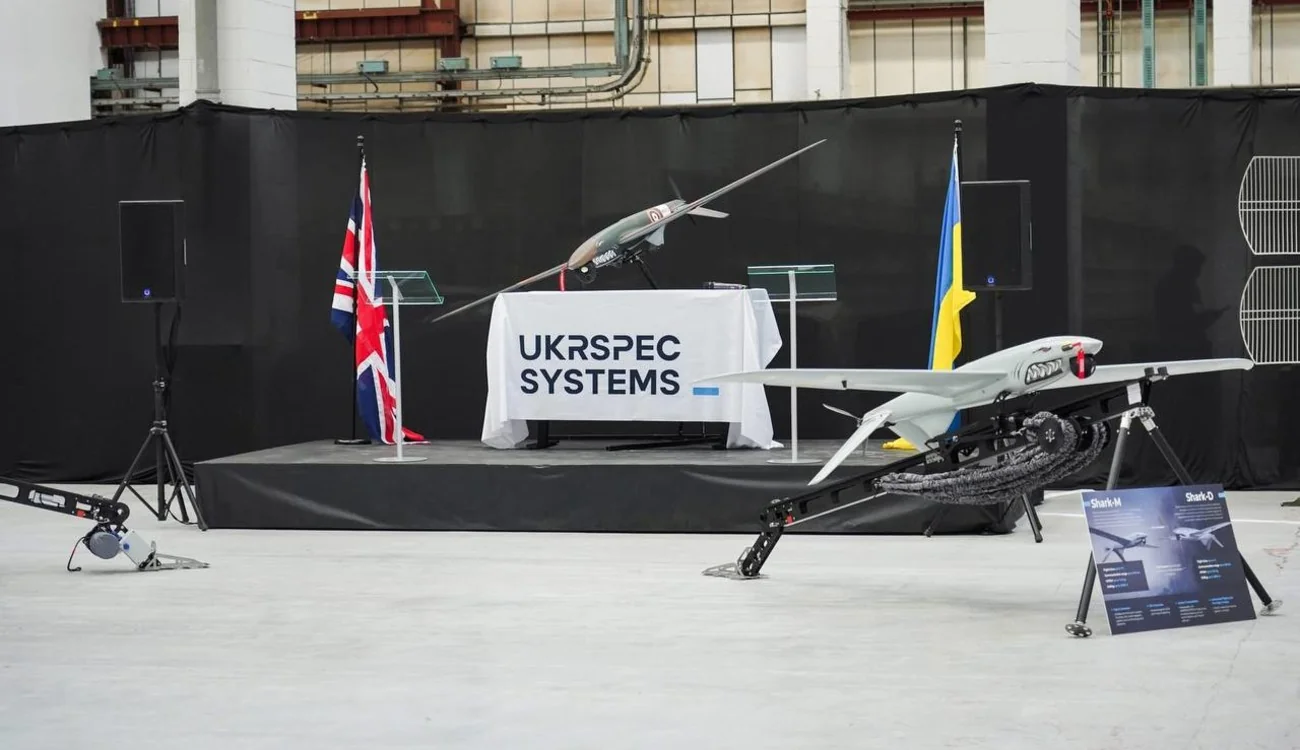 Дрони Ukrspec Systems з прапорами Британії та України на виставці