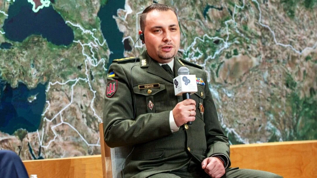 Кирило Буданов у формі говорить про Крим на тлі мапи півострова