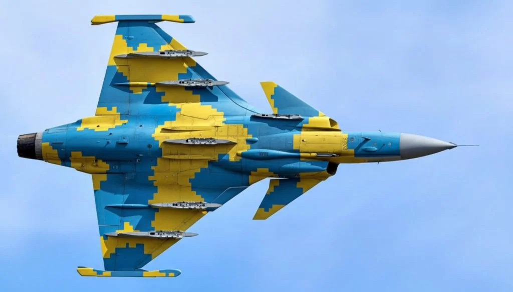Винищувач Gripen у блакитно-жовтому піксельному камуфляжі ВПС України