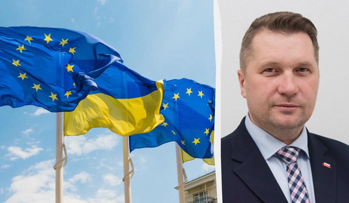 Пшемислав Чарнек на тлі прапорів ЄС та України
