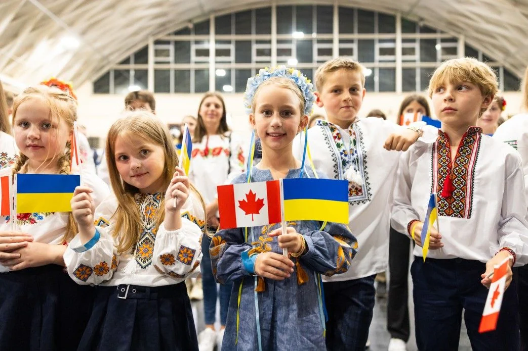 Діти української діаспори Канади з прапорами України та Канади