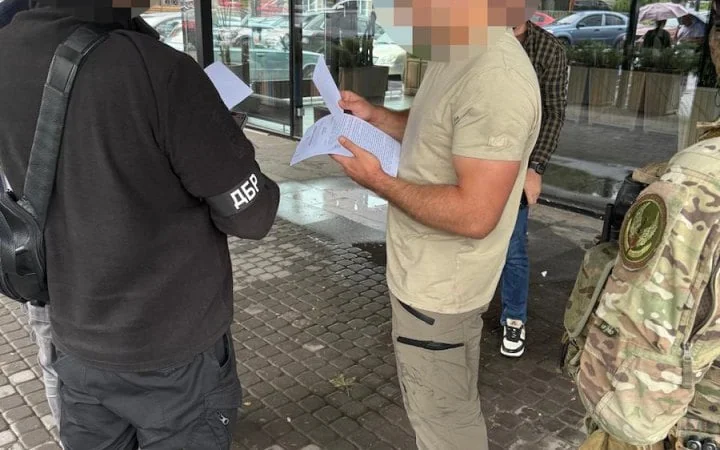 ДБР задержало сержанта за избиение коллег в полку «Скеля» Сотрудники ДБР с документами во время задержания сержанта полка «Скеля»