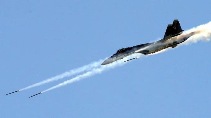 Дефицит "Пэтриотов", удар по Су-35 и "танкеропад" в Азове: итоги недели войны Российский Су-35 под ударом с дымными следами ракет