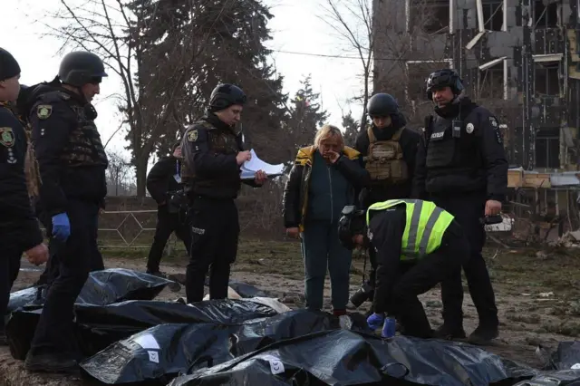Слідчі та поліція біля тіл загиблих після атаки РФ по Ізюму
