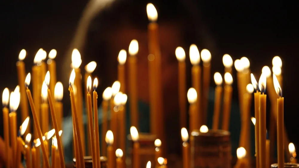 Запалені свічки в память про жертв російської атаки в Одесі