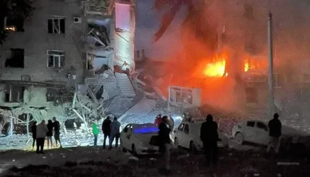 Девять погибших и 21 раненый: российские удары по Запорожью и Николаевщине Разрушенная многоэтажка в Запорожье после российского удара ночью