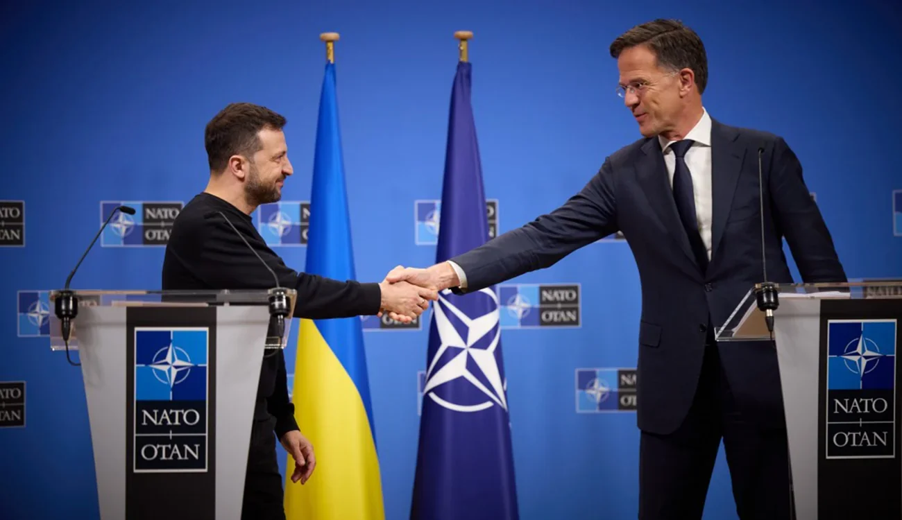 Хорошие новости для Украины, плохие для Албании: полный текст решения саммита НАТО Президент Зеленский и Марк Рютте жмут руки на саммите НАТО
