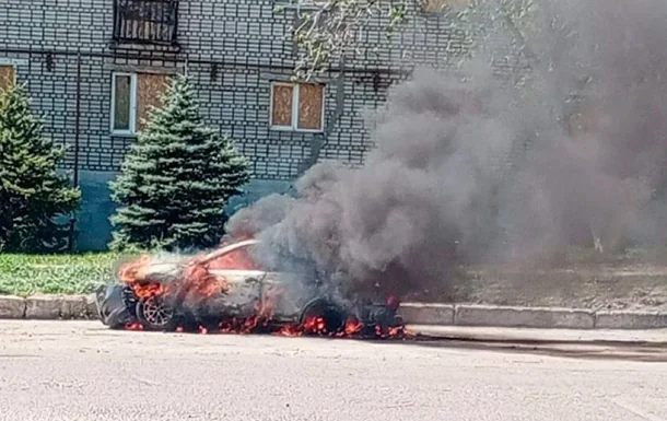 Палаючий автомобіль комунальників після удару дрона РФ у Білопіллі