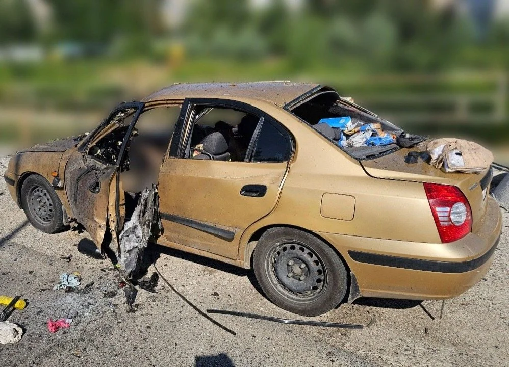 Пошкоджений автомобіль після удару дрона РФ у Херсоні, де загинули двоє цивільних