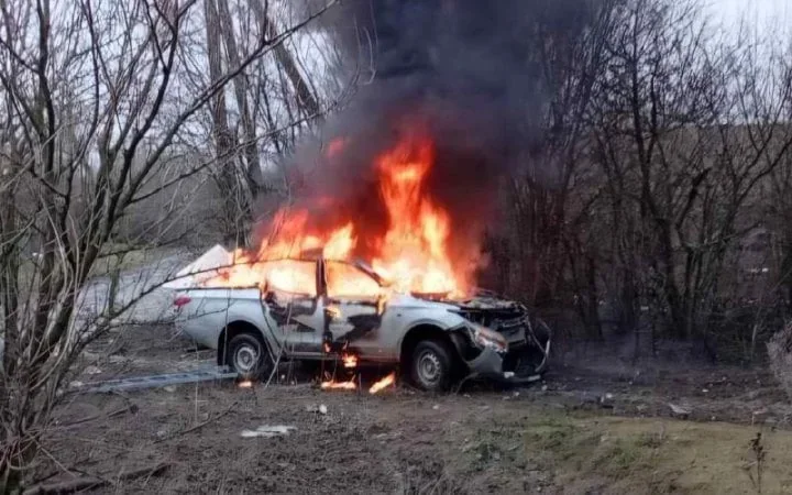 Пылающий автомобиль старосты после удара дрона РФ на Сумщине
