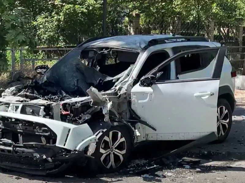 Пошкоджений автомобіль після удару дрона в центрі Херсона