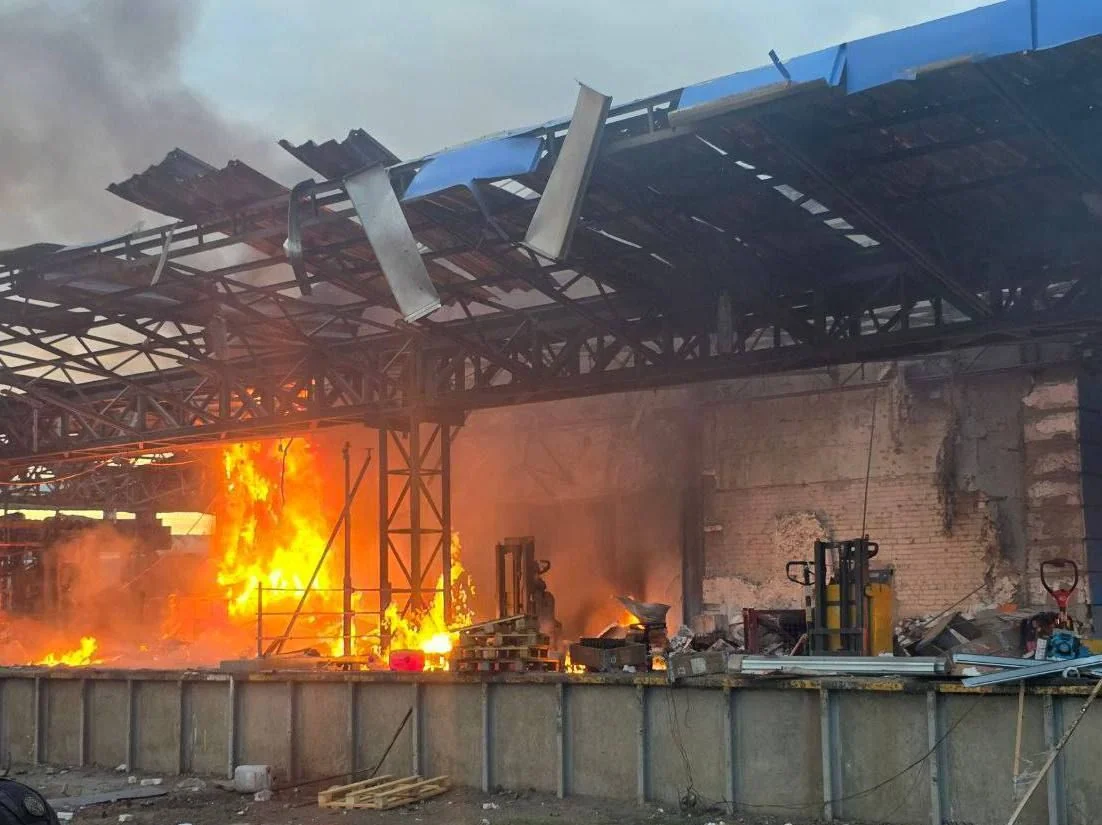 Пошкоджене складське приміщення підприємства в Харкові після удару дрона Італмас