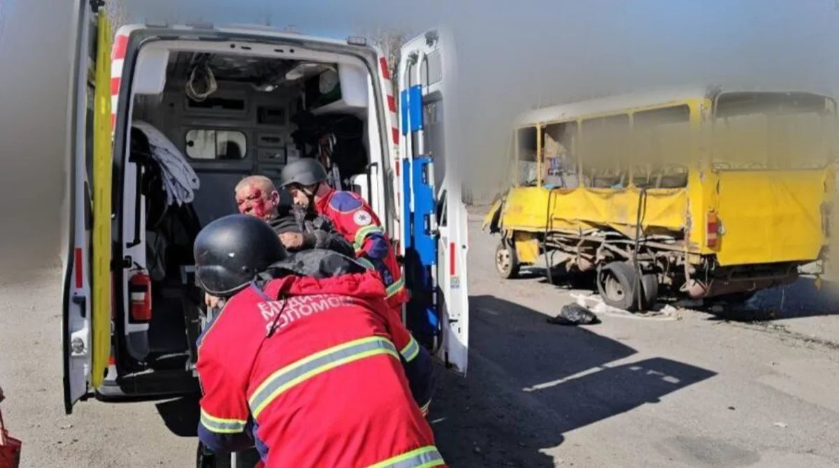 Медики евакуюють поранених після удару дроном по маршрутці в Херсоні