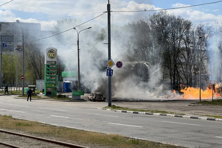Последствия попадания дрона «КУБ» в АЗС в Славянске: пожар и дым