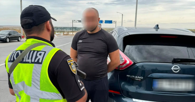 Поліція спілкується з водієм Nissan Murano після ДТП на Миколаївщині