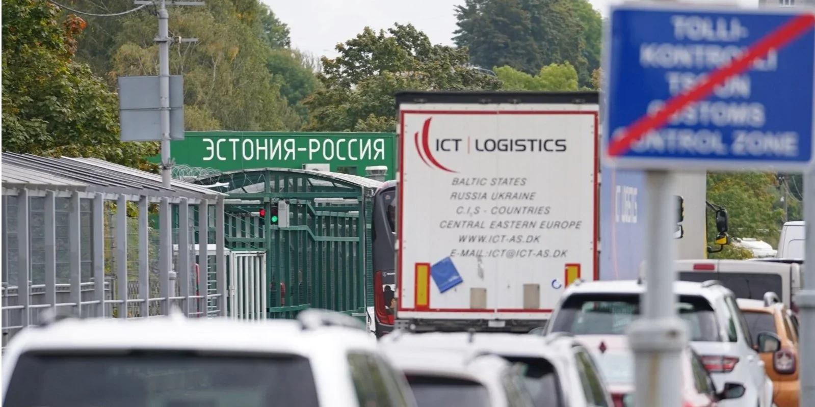 Пункт пропуску на кордоні Естонія-Росія з митним контролем та вантажівками