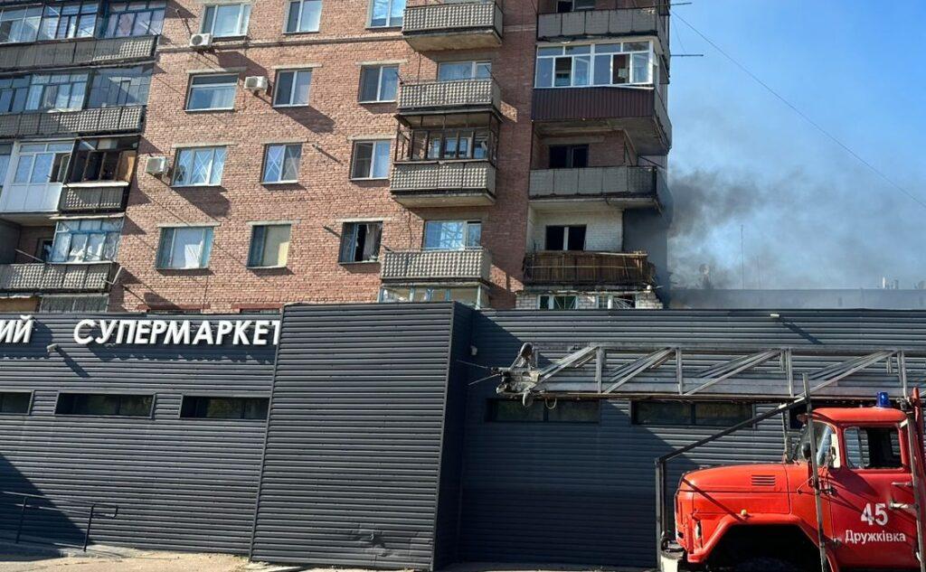Пошкоджений супермаркет у Краматорську після удару ФАБ-250 з димом і пожежною машиною