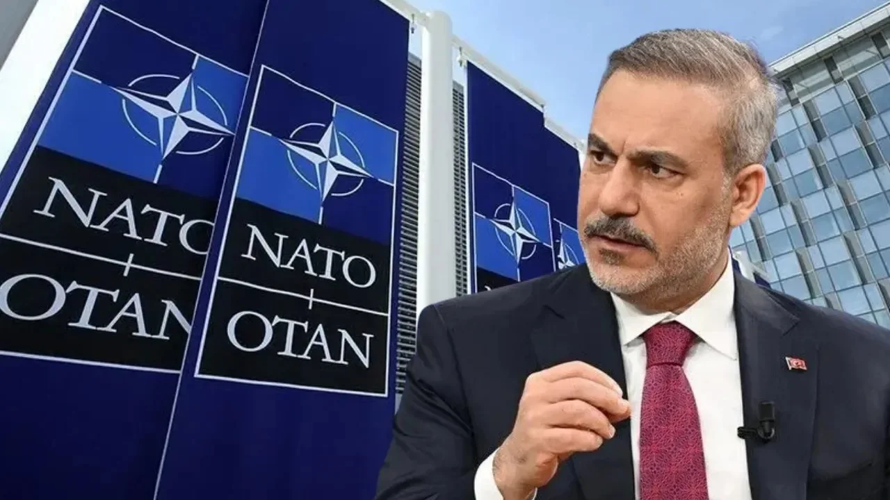 Фидан: Убедить Трампа на саммите НАТО было сложнее всего Хакан Фидан на саммите НАТО перед баннерами Альянса об участии Трампа