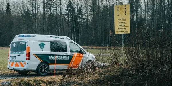 Автомобіль прикордонної служби Фінляндії біля знака прикордонної зони з Росією
