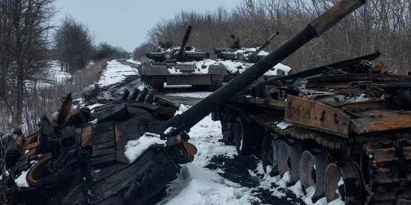 Знищені танки окупантів на засніженій лісовій дорозі