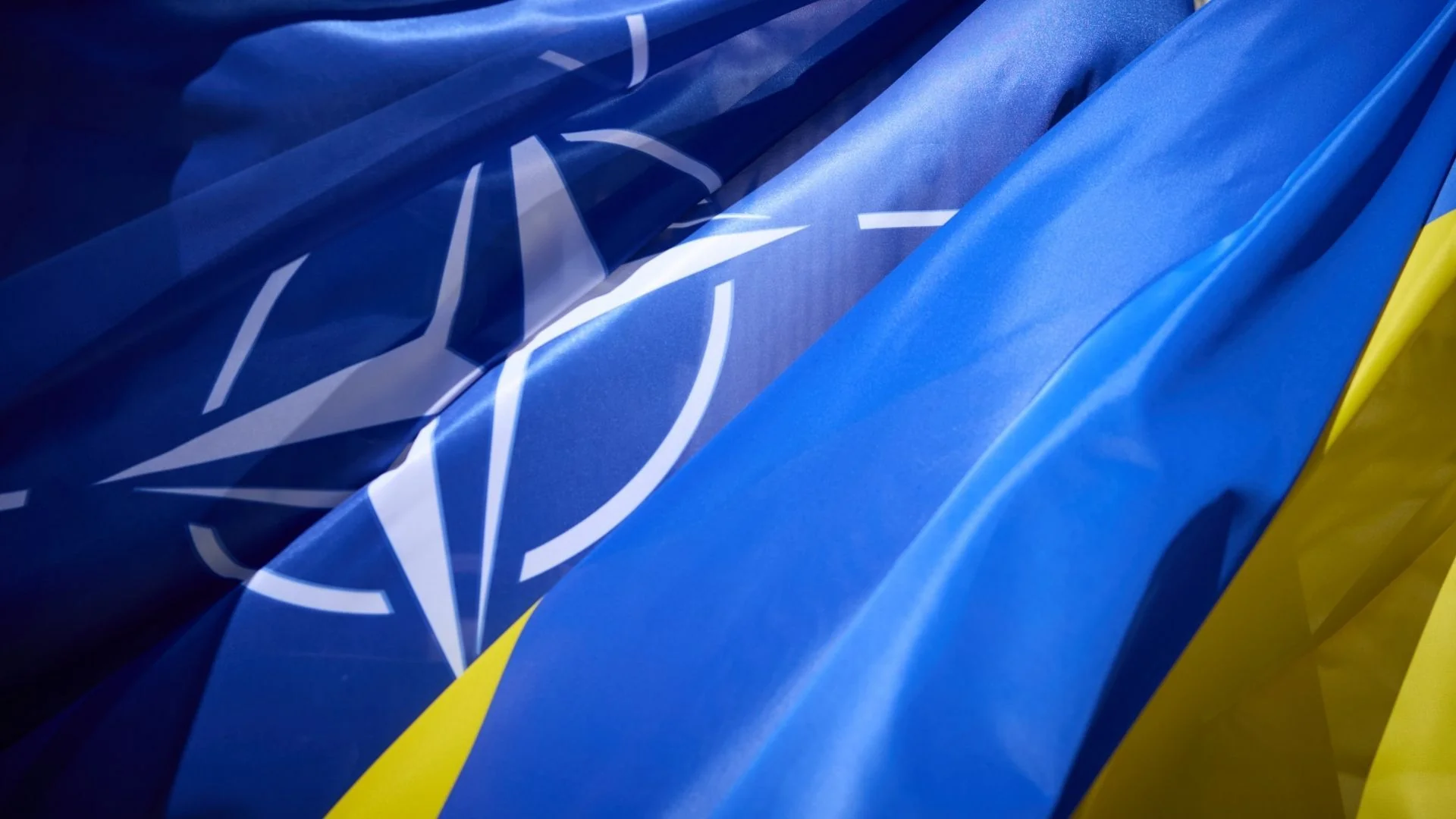Прапори НАТО та України як символ інтеграції в Альянс