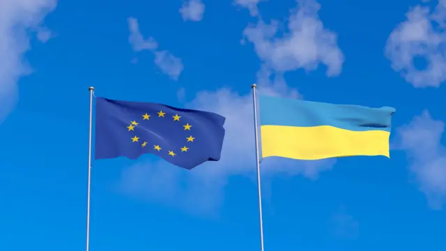 Прапори ЄС та України символізують продовження захисту для українців до 2028 року