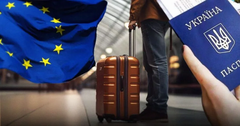 Прапор ЄС, український паспорт і мандрівник з валізою в аеропорту