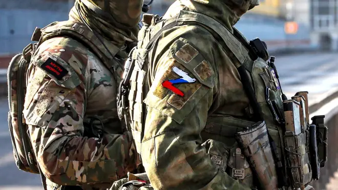 ЕС смягчит въезд россиян-комбатантов в 21-м пакете санкций Российские комбатанты в камуфляже с оружием и флагом РФ