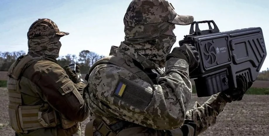 Українські військові з антидроновою системою KVERTUS на позиції
