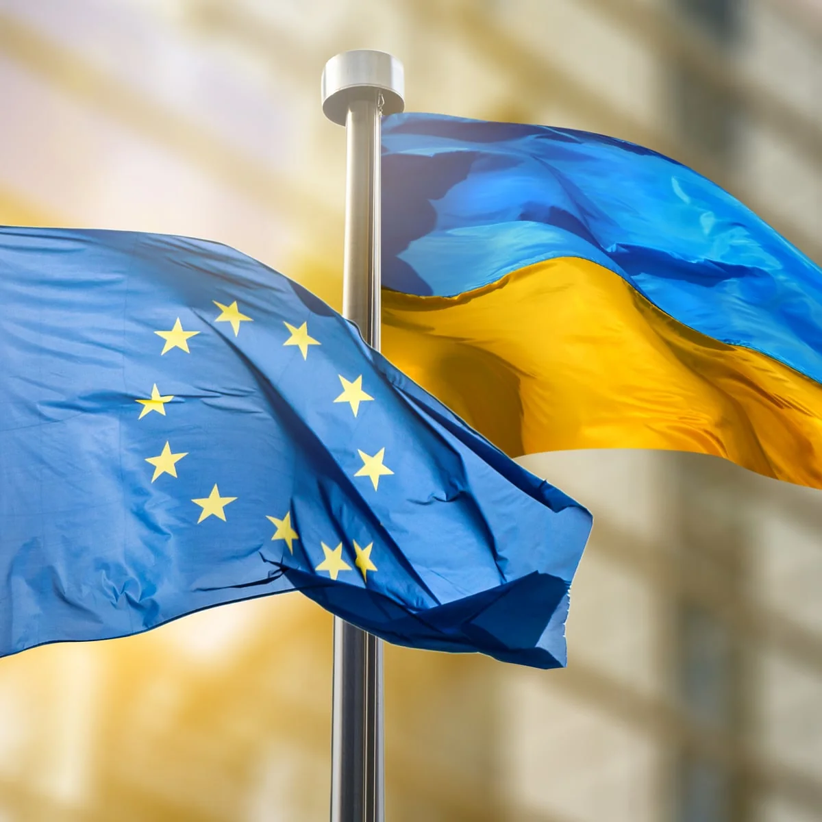 Прапори ЄС та України на спільному флагштоку