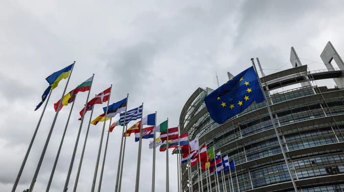 Будівля Європарламенту з прапорами України та країн ЄС