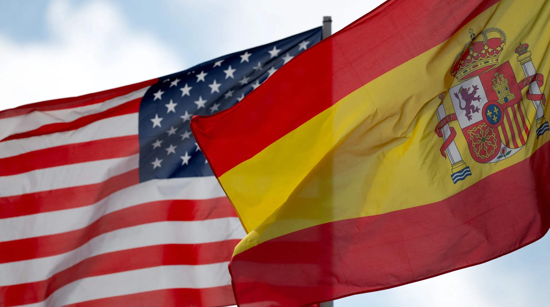 Испания спокойно реагирует на угрозы Трампа по торговле Флаги США и Испании на фоне торговых отношений между странами