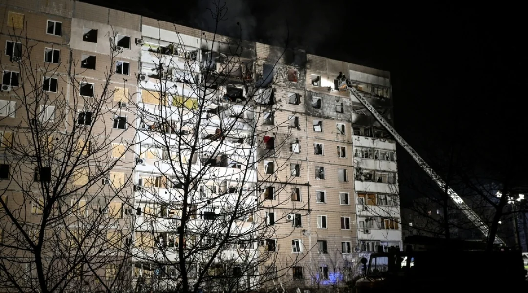 Поврежденная многоэтажка в Запорожье после удара КАБами россиян