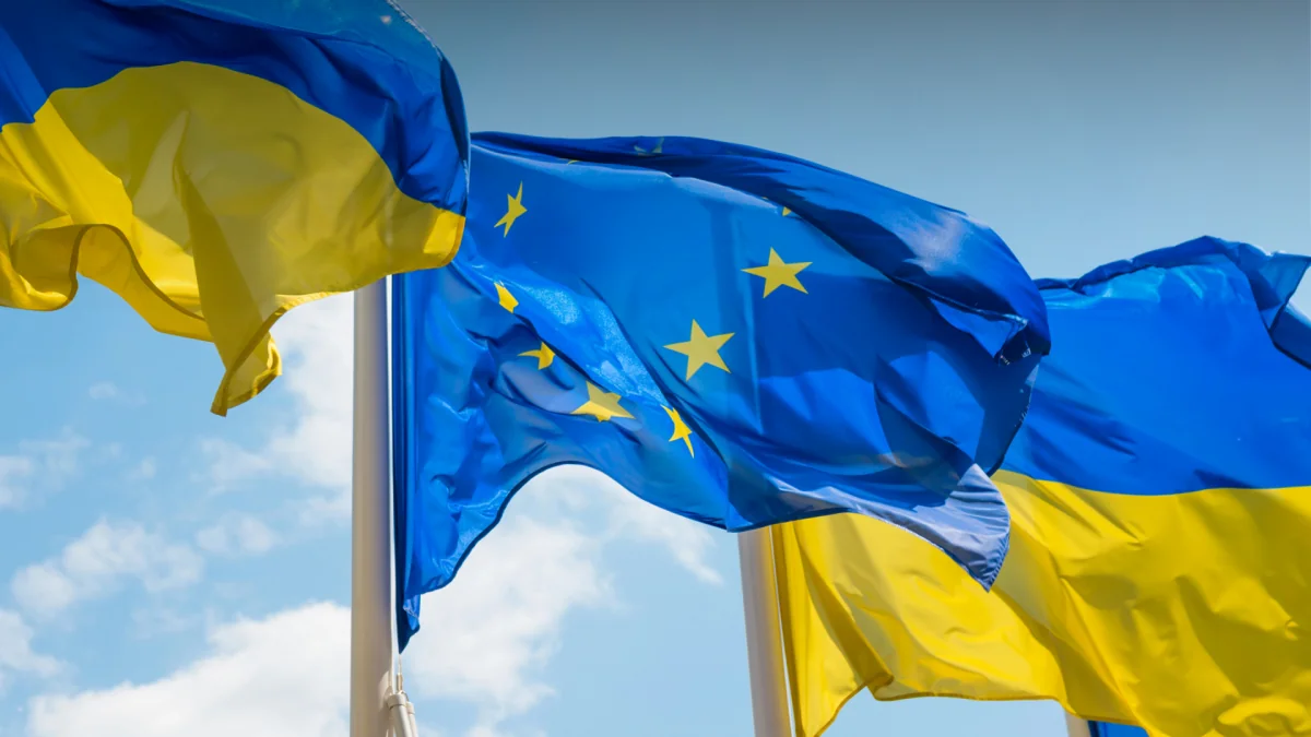 Прапори України та ЄС символізують зміни у віцепремєрському блоці євроінтеграції