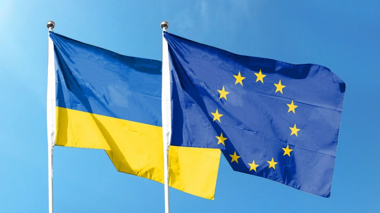 Прапори України та ЄС щодо плану реформ для вступу до 2027 року